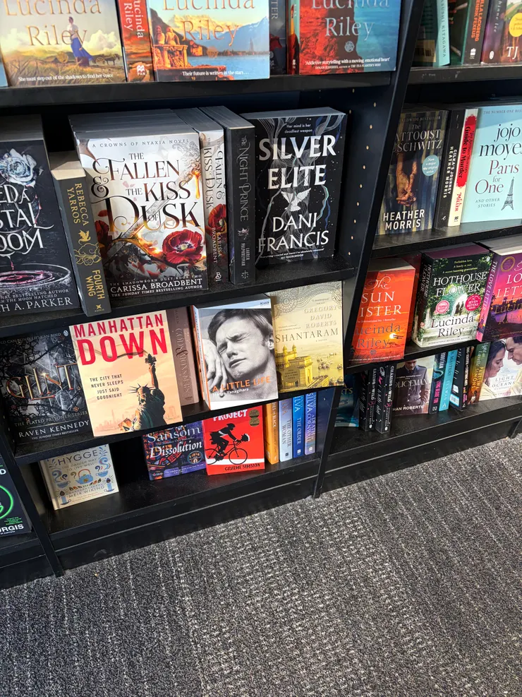 說到《渺小一生》，有在皇后城的機場裡看到