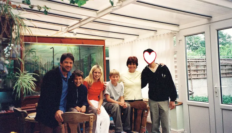 由左到右的順序為John, George, Emma, Daniel, Alice, 我。(Jennifer不在照片中)