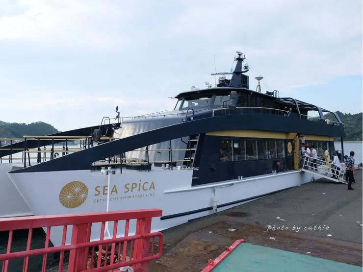 SEA SPICA以深藍色及淺白色為主視覺顏色，航行在瀨戶內海