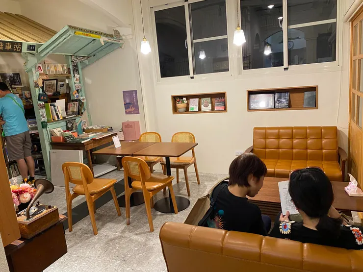 來到洪雅書房，可以舒服的看書享用咖啡甜點
