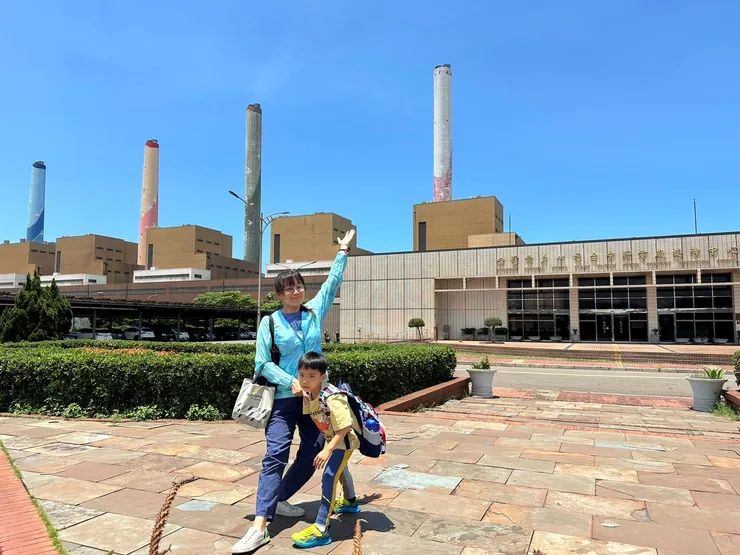 每一組燃煤機組有兩根灰白色的煙囪。