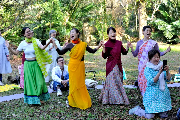 【反覆唱誦聖名不理任何禮節儀式 感動沛然莫之能禦不覺翩翩起舞】