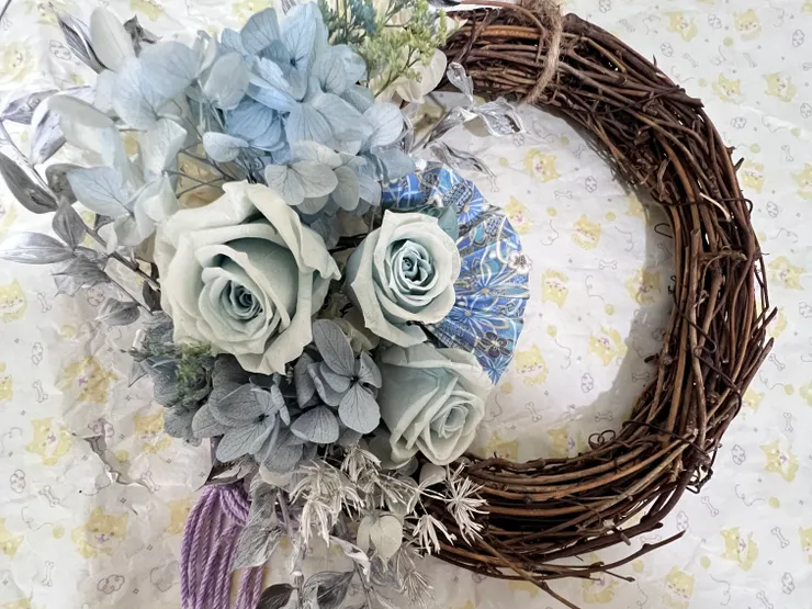 舊花圈…永生玫瑰已經褪色許多