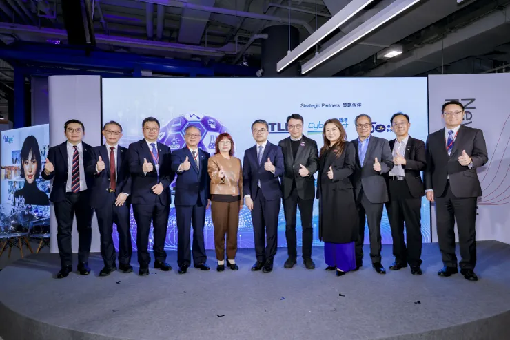 主禮嘉賓與業界代表合照，見證「人工智能教育研討會系列暨應用展」一連兩日隆重揭幕，標誌數字教育及AI教學實踐邁向普及化。