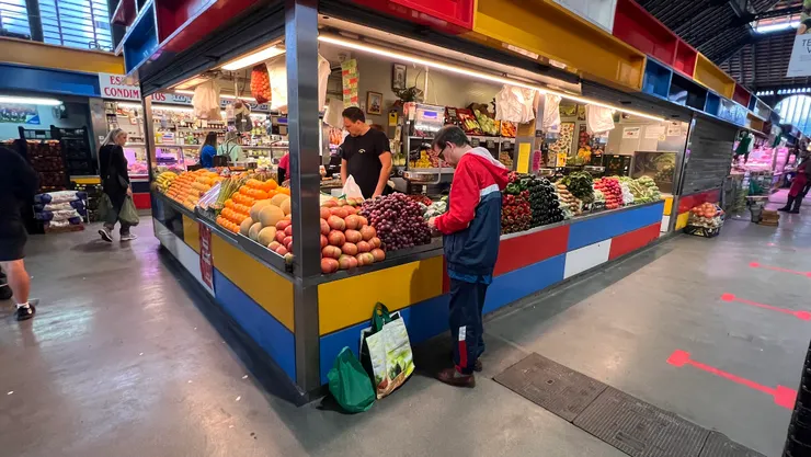 菜市場的蔬果會擺放整齊/切記不能自己動手挑選