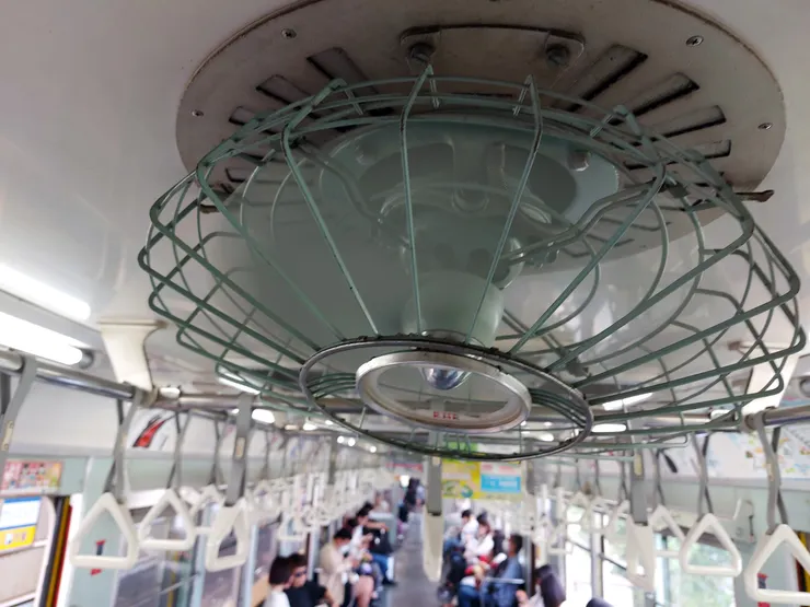 老式車廂坐滿當地民眾