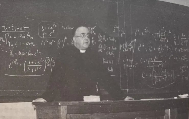 勒梅特在比利時魯汶的天主教大學授課（截自《時間的起源》）