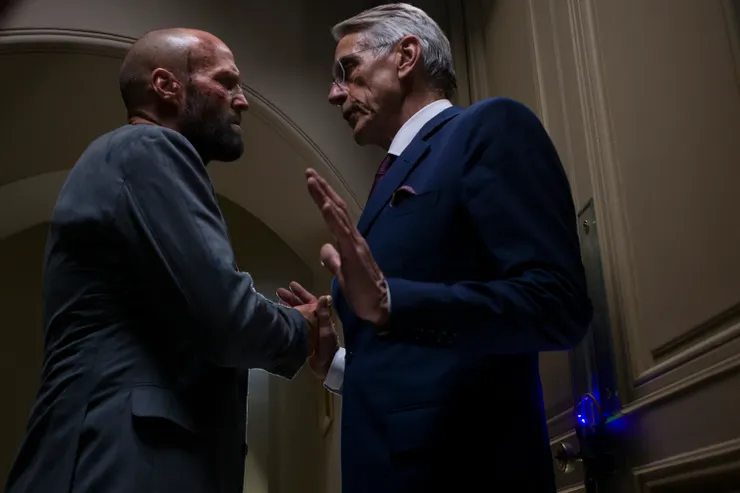 蜂刑者_劇照05_傑森史塔森（左）、傑瑞米艾朗（右）