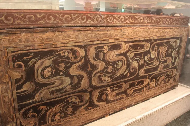 辛追墓出土的黑地彩繪漆棺。／維基百科