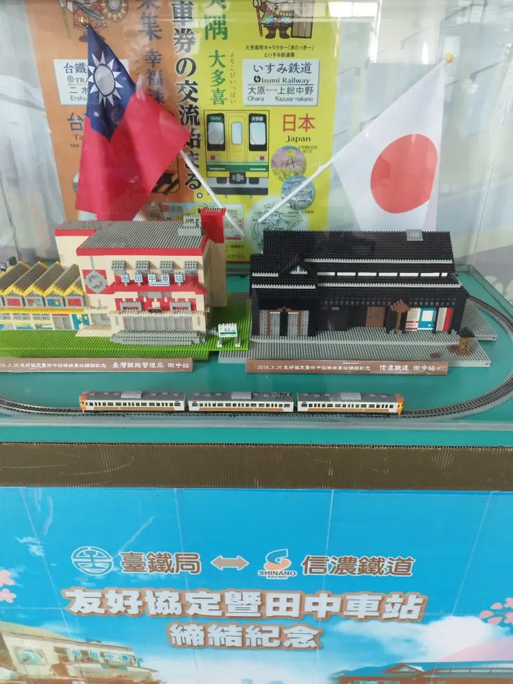 田中車站二樓陳列姐妹車站各項文物　河童拍攝／２０２３年