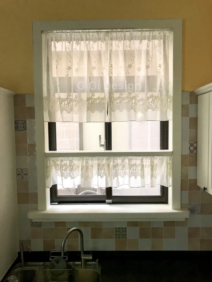 廚房窗戶的半窗簾