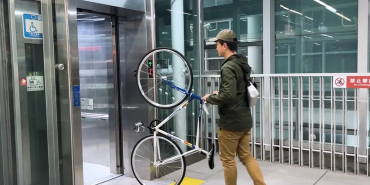 不習慣立單車的車友要練習一下