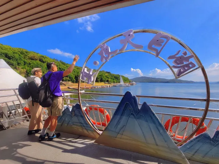▲天目湖坐擁豐富的山水文化、魚文化、茶文化，還可以搭乘遊輪觀光，當天我們搭乘的正好就是「日月潭號」遊輪，盡情徜徉於煙波浩渺的湖光山色中。（攝影／水靜葳環遊世界366天）