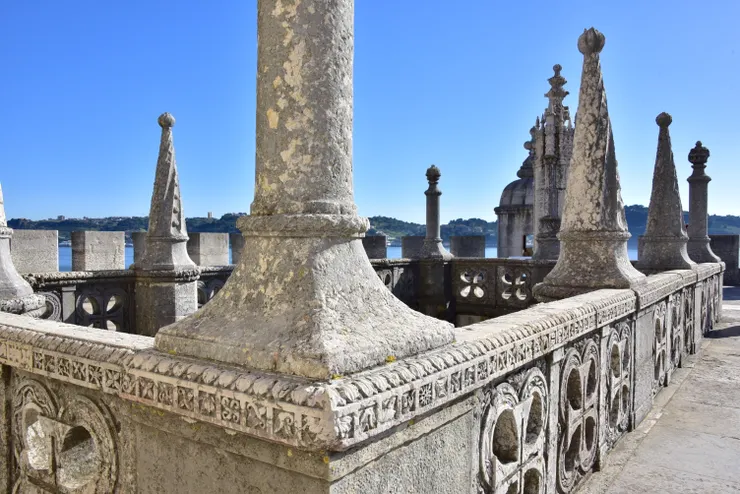 大型露台中央的石砌圍欄