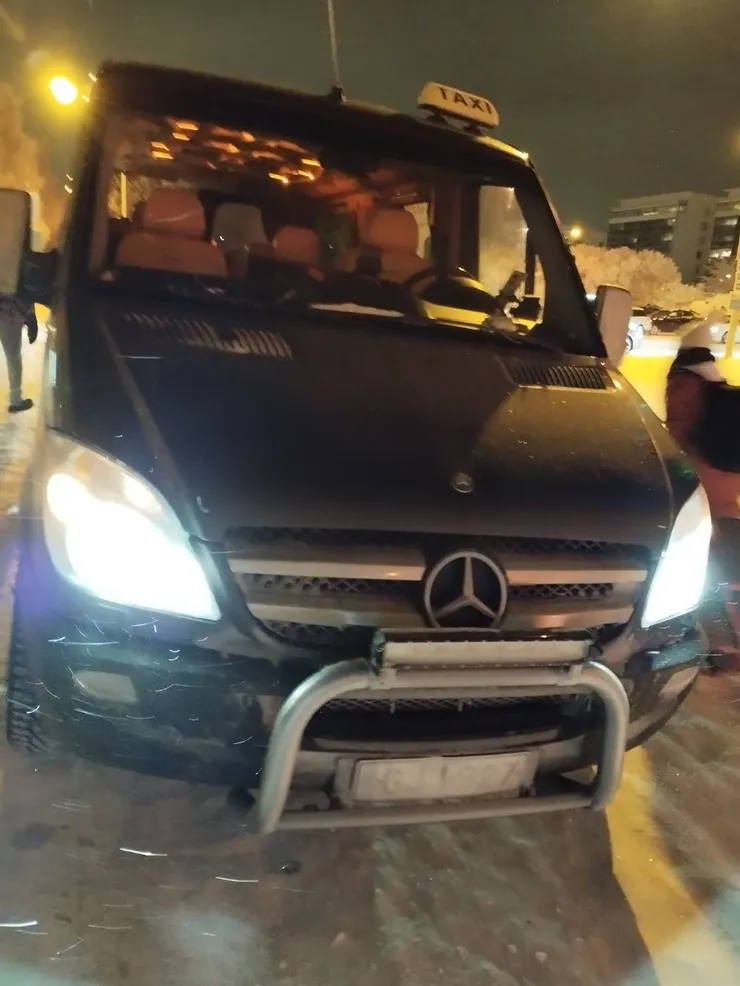 人生第一次與朋友搭計程車,竟然還是賓士