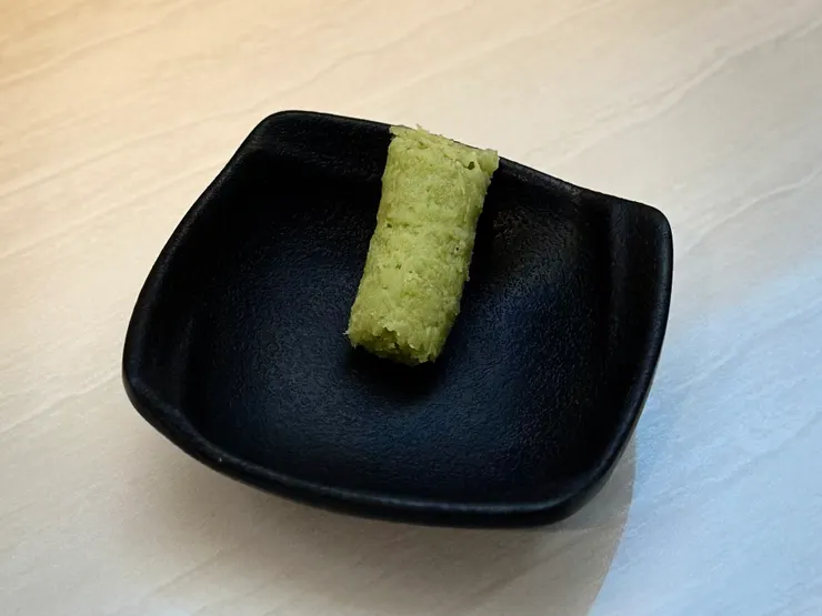 首先給你擠一條新鮮山葵（wasabi）
