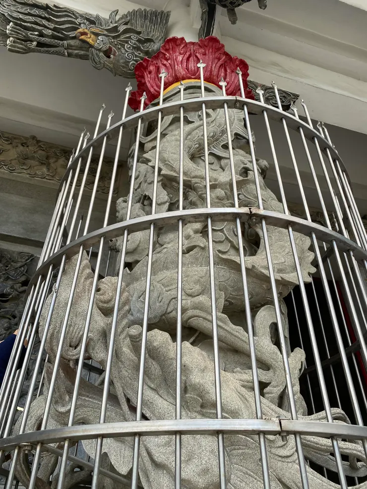 盤龍石柱的柱頭，結合了歐式建築的科林斯式柱樣式