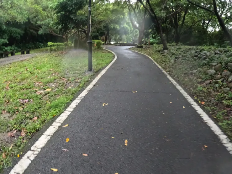 跟大漢溪自行車道相比，車道寬距只剩一半。