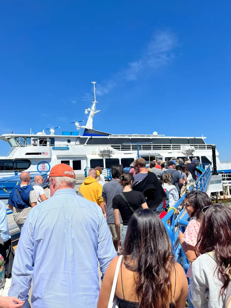 一起搭船前往 Sausalito