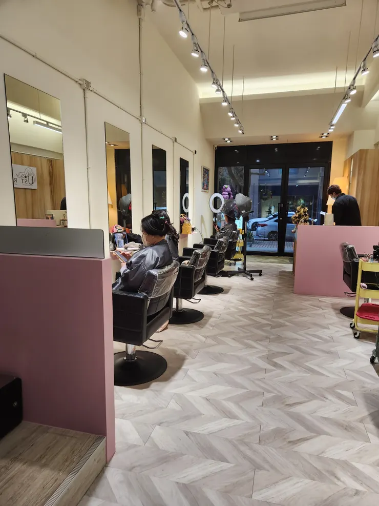 等著整理頭髮的客人們