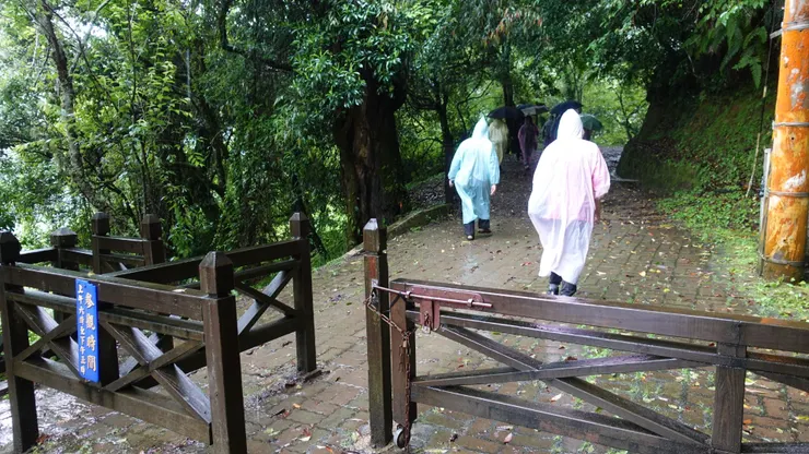 步道入口管制閘門