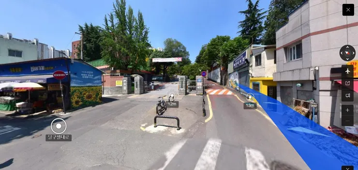 從青蘿坡站過去，必須先經過一大段上坡路，千萬別嘗試！