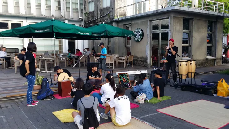 只有年輕人才能在這種大熱天席地而坐，像我們這種姐姐最多只能坐在後頭的椅子上🤣