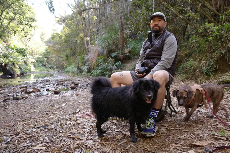 又吉是黑色那隻，右邊的是炭吉。