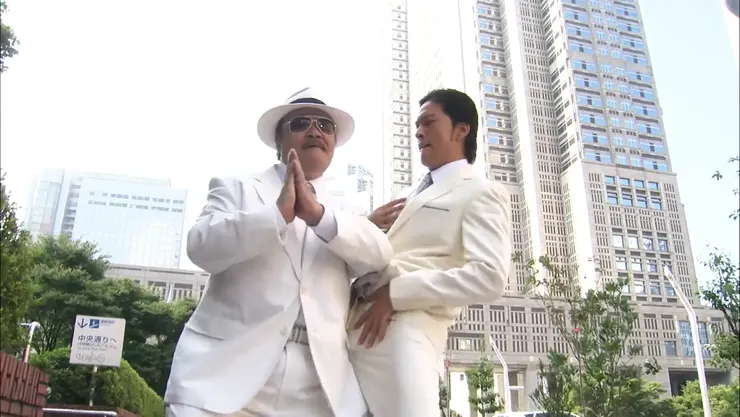 每集固定環節「自戀舞」，發展到父子一起穿白西裝跳，爆笑效果十足！