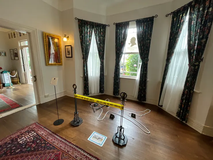 以「福爾摩斯」為主題的英國館，可以看到館內有命案現場的佈置