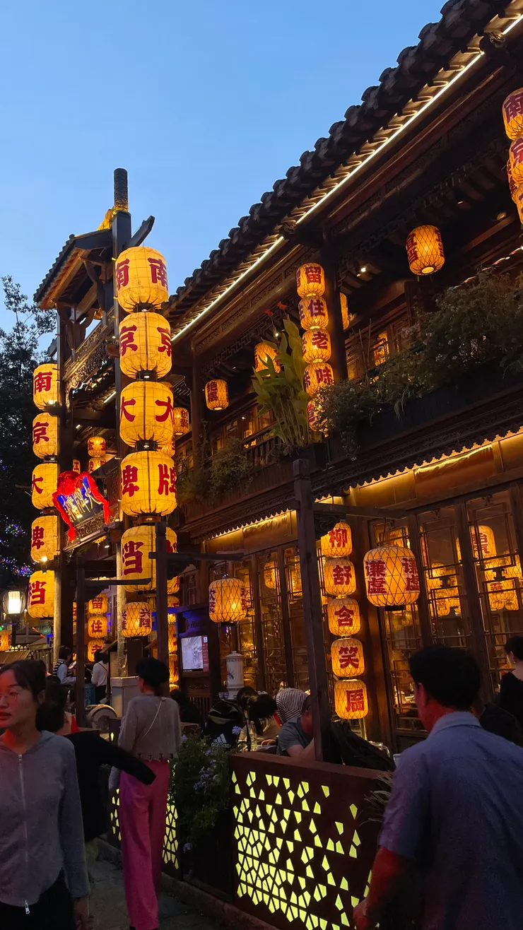 南京大排檔，味道普通沒有那麼道地，但第一次來還是可以體驗看看的！