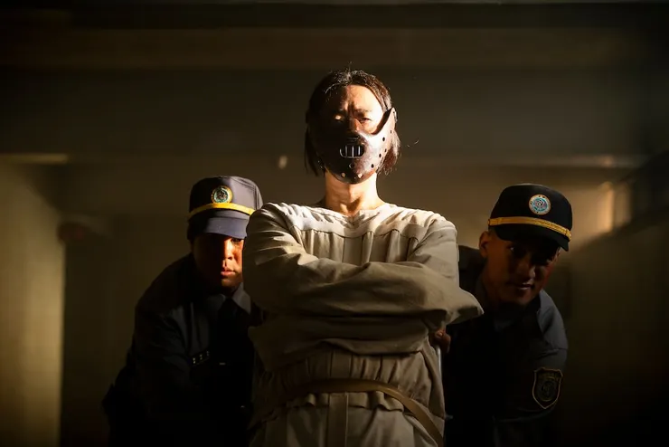 不要懷疑，這個造型就是在模仿《沉默的羔羊》的漢尼拔（劇照取自Netflix）