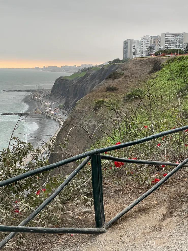 Miraflores,沿海地區都是有錢人的公寓、住宅、購物中心或連鎖飯店
