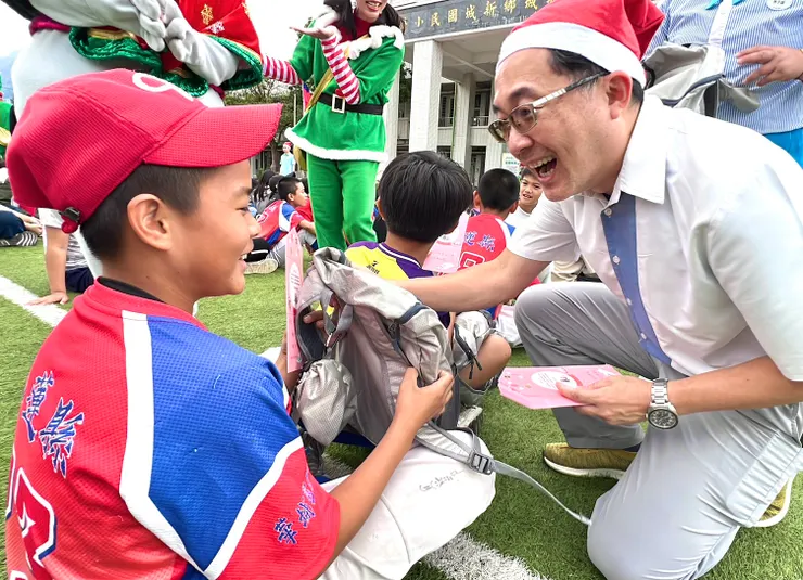 海洋公園化身聖誕老人，為孩子們送上特別聖誕驚喜。
