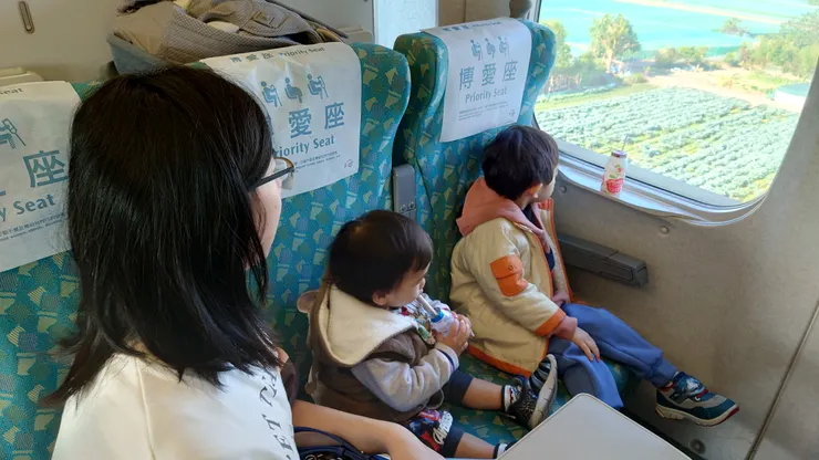 老二第一次搭高鐵