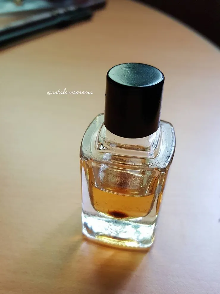 印度『Maroma』的《Desert Spring》香水，在飛往下一站途中就已漏出來，瓶身貼紙被香水沾到脫落，費盡千辛萬苦找到這張照片，我竟然沒有拍外盒😭