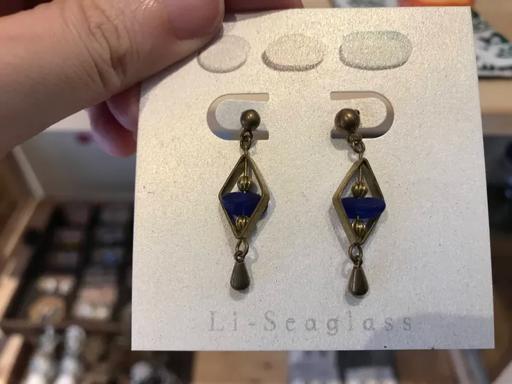 少見的藍色海玻璃,製成的耳環