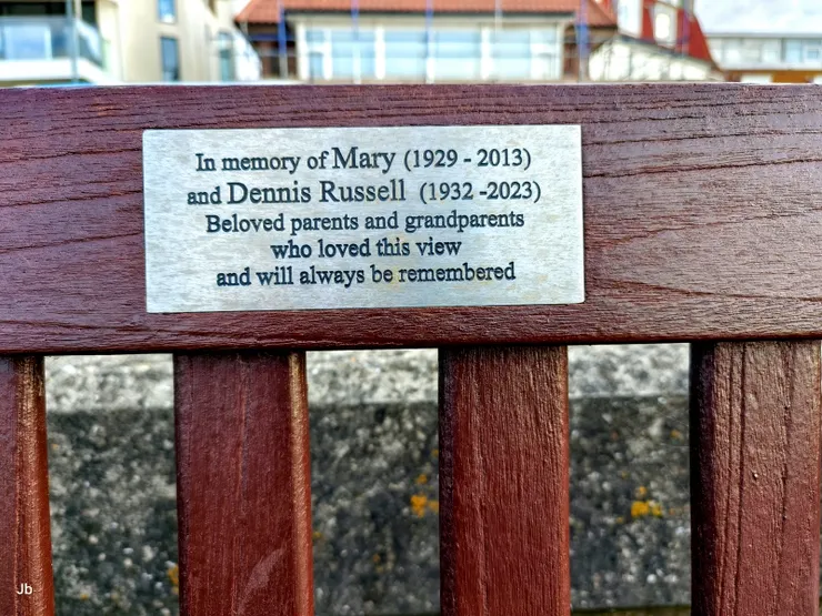 【路旁空椅說這是充滿回憶之道！仔細看，椅背多半釘著小銘牌，刻上紀念某某某的文字，說亡者生前喜歡這裡的View云云。】。】