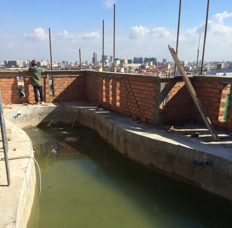 即便是在柬埔寨,頂樓也是有景觀游泳池的設計