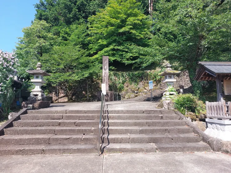 從入口往神社深處的第一階樓梯，旁邊也有神社相關的紀念碑~