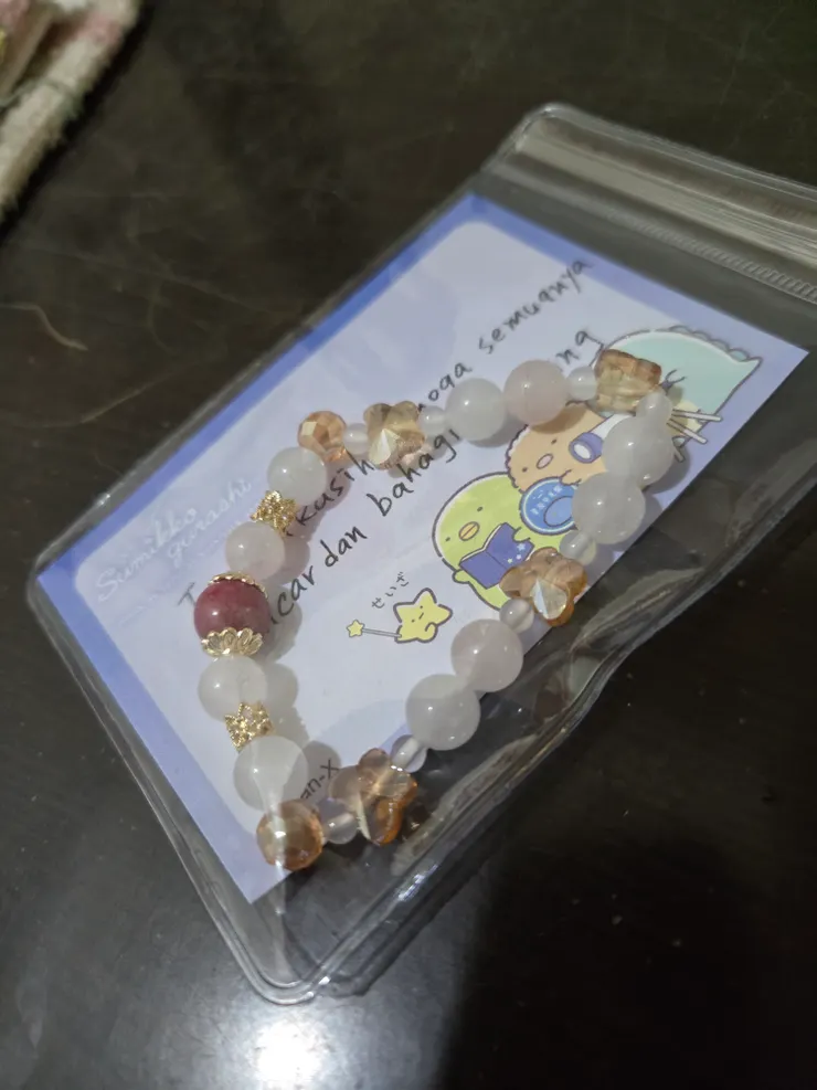 以玫瑰珠為主串的串珠手鍊和卡片