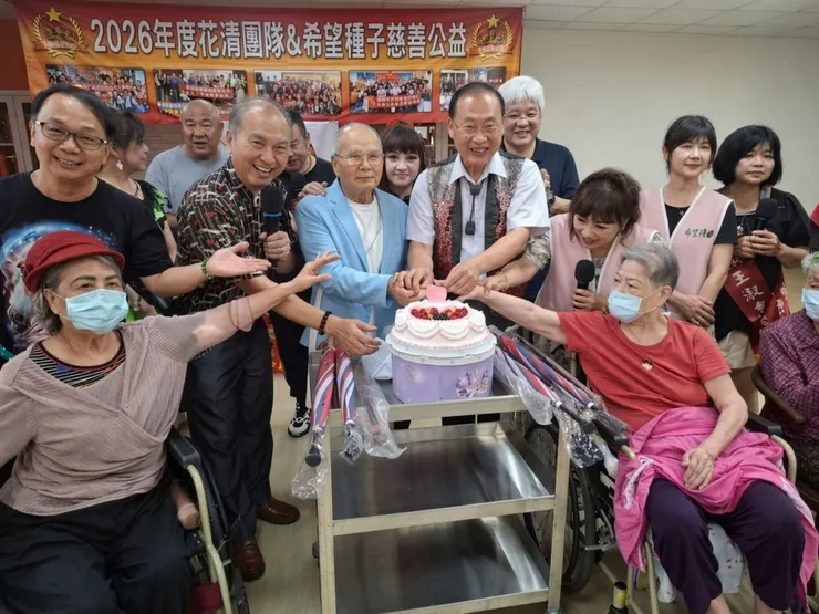 ▲活動現場安排溫馨互動環節，志工與榮民長輩一同交流分享，現場氣氛熱絡融洽。（圖／花蓮榮譽國民之家提供）