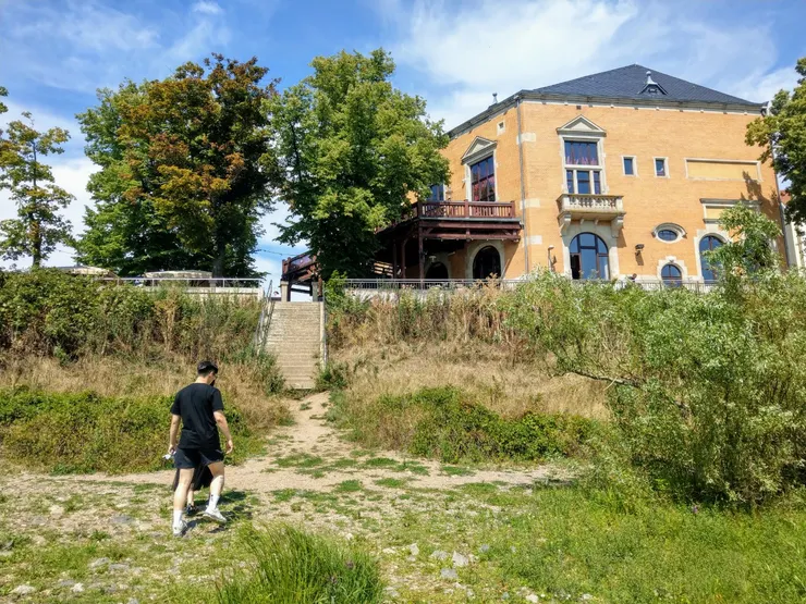 新聞報說易北河的水位變少,看來是真的少很多,聽同學說,去年有大雨,曾淹到中央車站的軌道