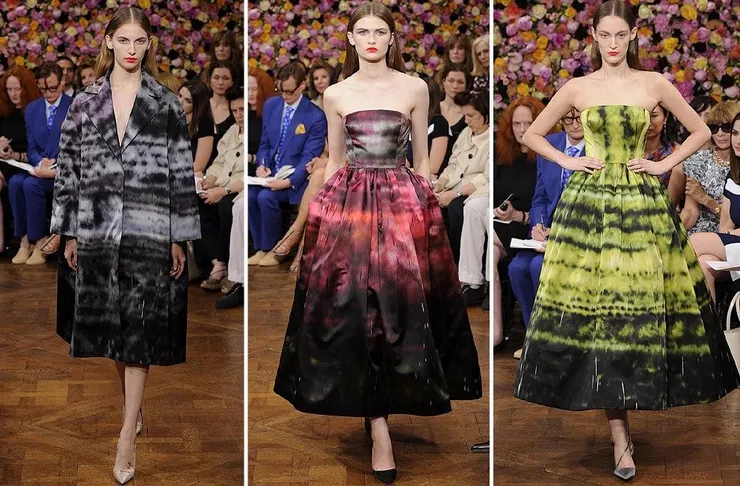 這三套噴漆感的印花禮服，是與Raf長期合作的當代藝術家Sterling Ruby的作品。