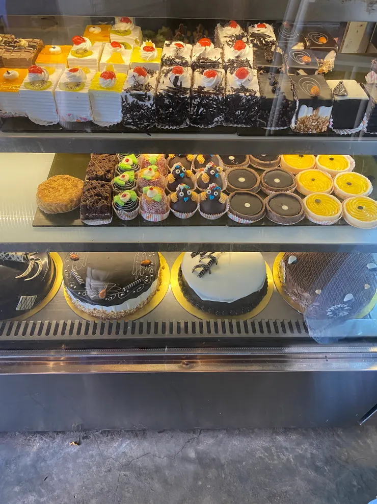 印度咖啡廳下午茶初體驗,整櫃蛋糕很吸睛