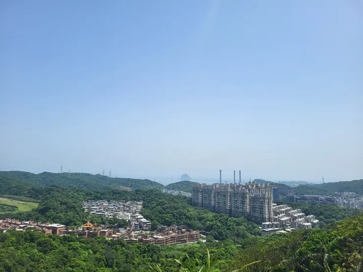 ▲爬上高點後有個觀景點，可展望基隆嶼，近處是大慶社區。