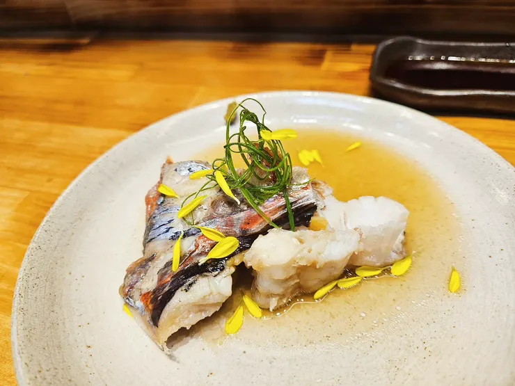 膠質豐厚的燧鯛下巴，搭配柚子胡椒。 