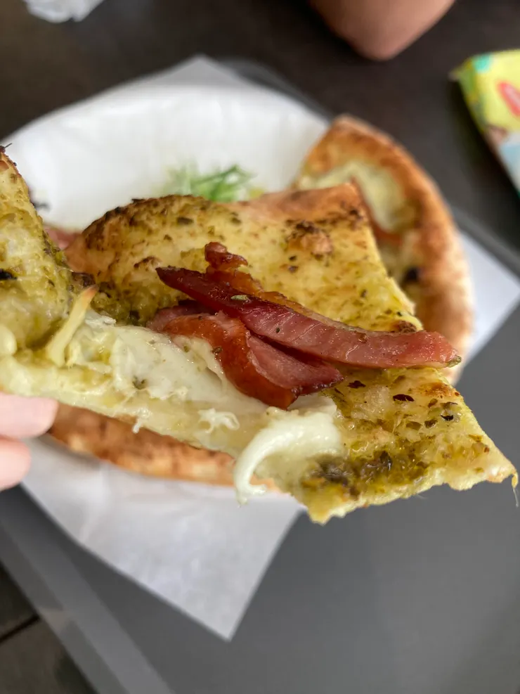 薄皮脆脆的加上起司、鴨賞跟三星蔥！好好吃！