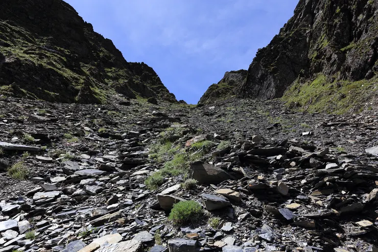 中央尖山碎石坡陡峭而破碎,每一步都有可能滑動,若受到重大傷害是很難憑一己之力安全下撤的,也是他們評估後選擇原地待援的理由