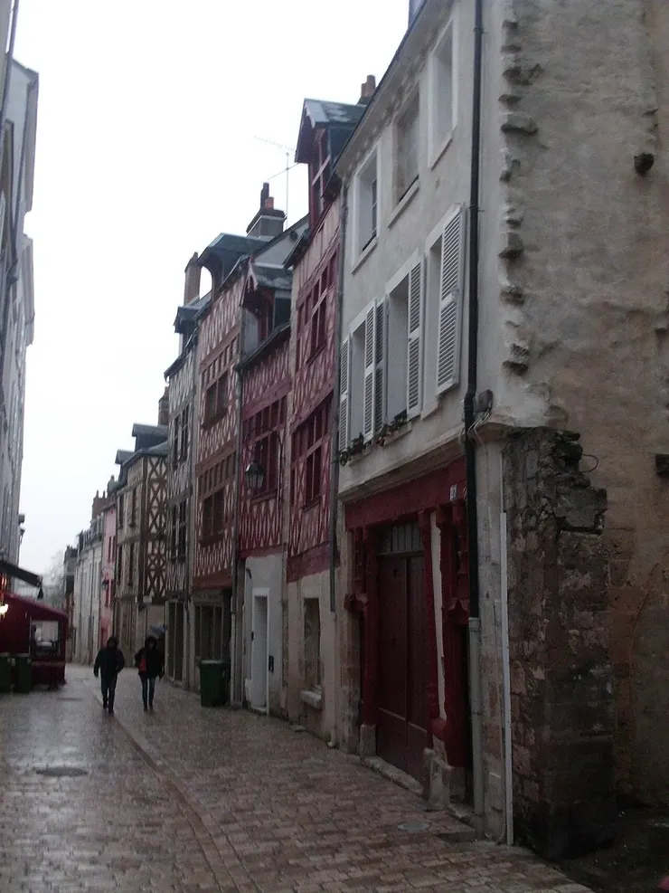 「奧爾良謠言」是一場媒體和政治事件：1969這種現象起源於奧爾良，並已蔓延至整個法國。根據口耳相傳的傳聞，城裡幾家「猶太人」經營的服飾店的試衣間裡，有年輕女子被綁架，目的是將她們販賣到國外，成為白奴貿易的一部分。